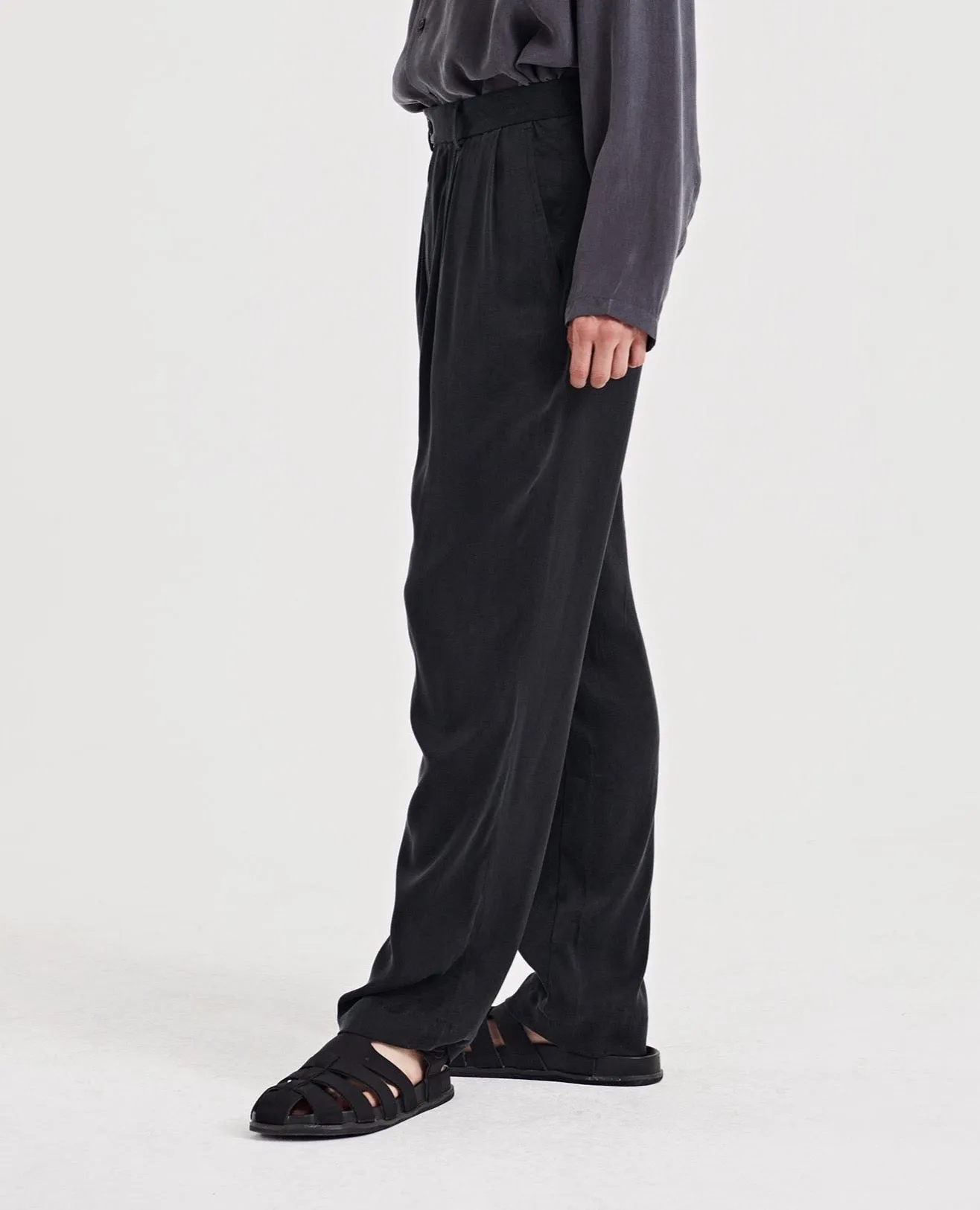 08 / Pleated Vegan silk trousers black